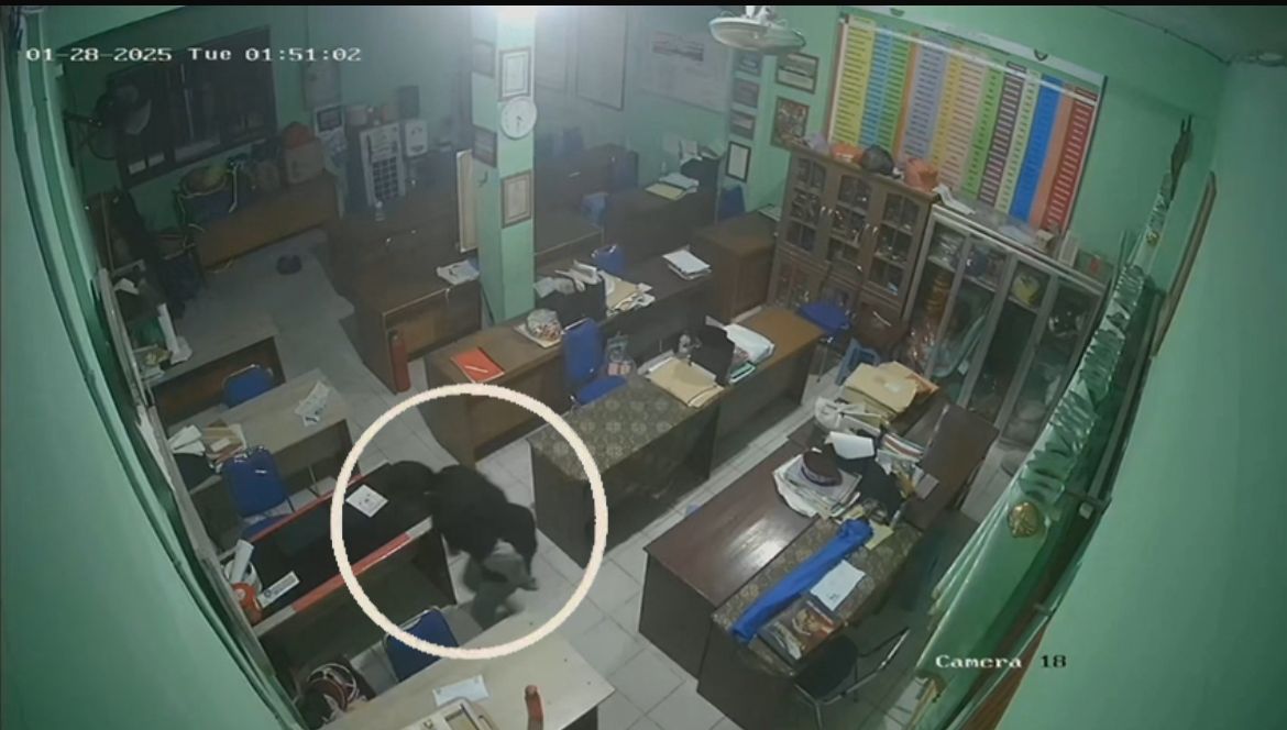 Pria Satroni Sekolah hingga Obrak Abrik Ruang Guru Terekam CCTV