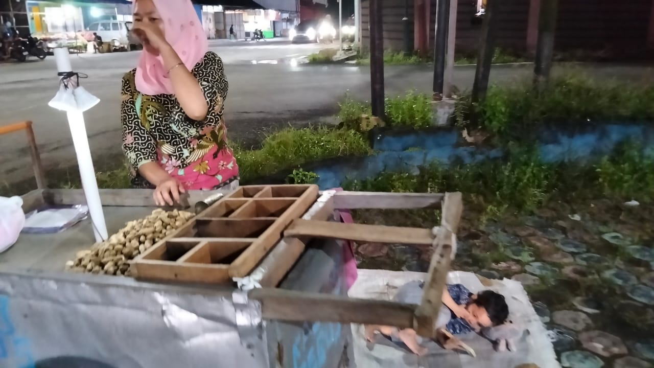 Berjualan Kacang Sambil Mengasuh Anak, Perjuangan Ibu Eni di Jalanan Kota Pangkalan Bun