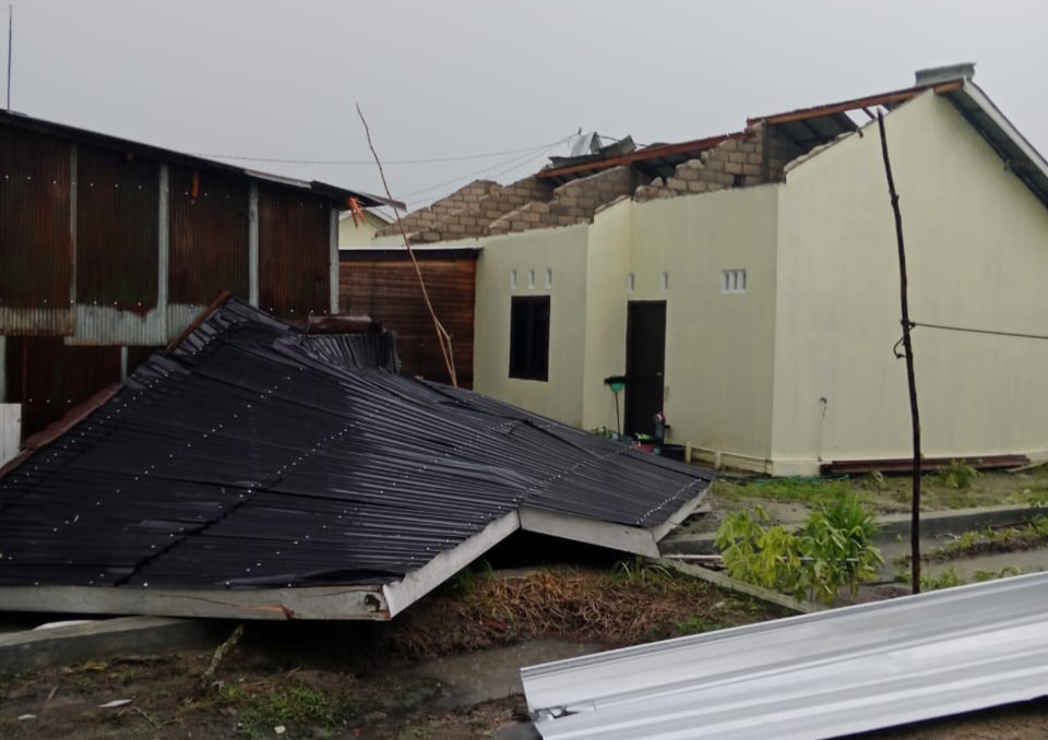 Hujan Deras Disertai Puting Beliung Terjang BTN Amarilis 4, Lima Rumah Rusak dan Kabel Listrik Putus