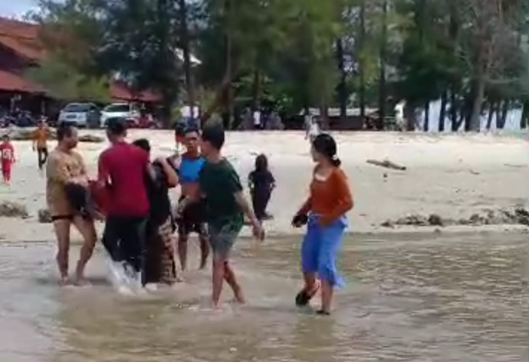 Tragedi di Pantai Tanjung Penghujan, Empat Anak Terseret Arus, Satu Tewas