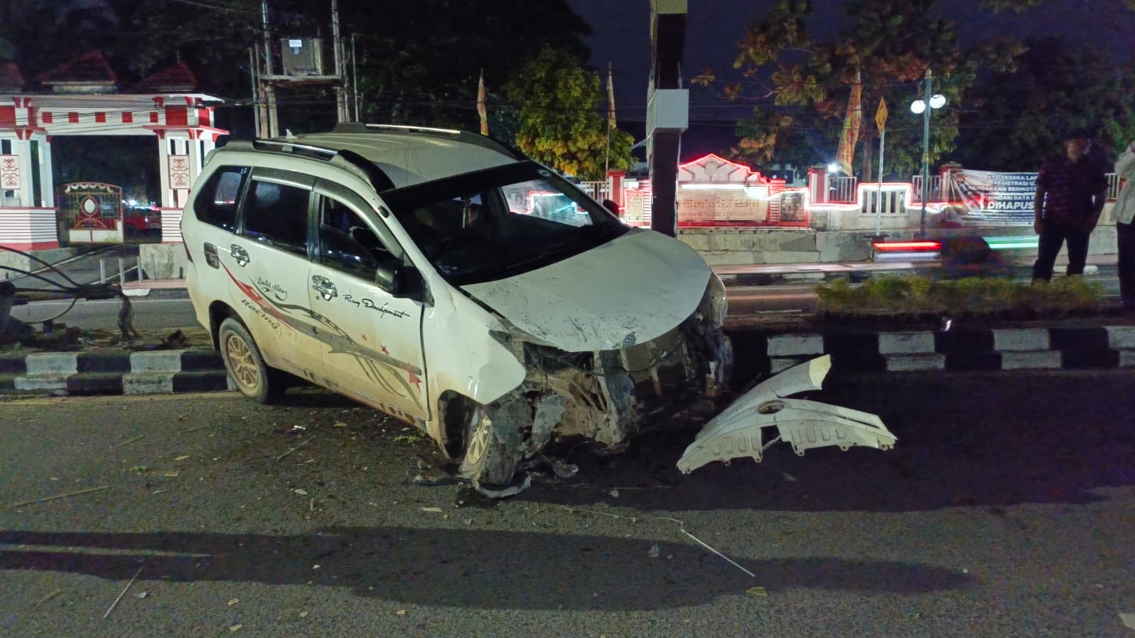 Hilang Kendali, Xenia Tabrak Tiang Lampu di Pangkalan Bun