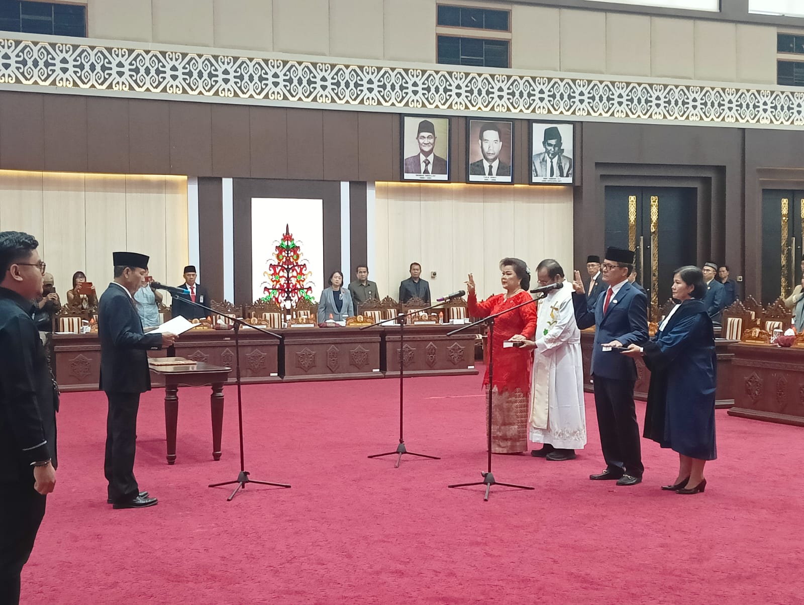 Nyelong Inga Simon dan Freddy Ering Dilantik Sebagai PAW Anggota DPRD Kalteng