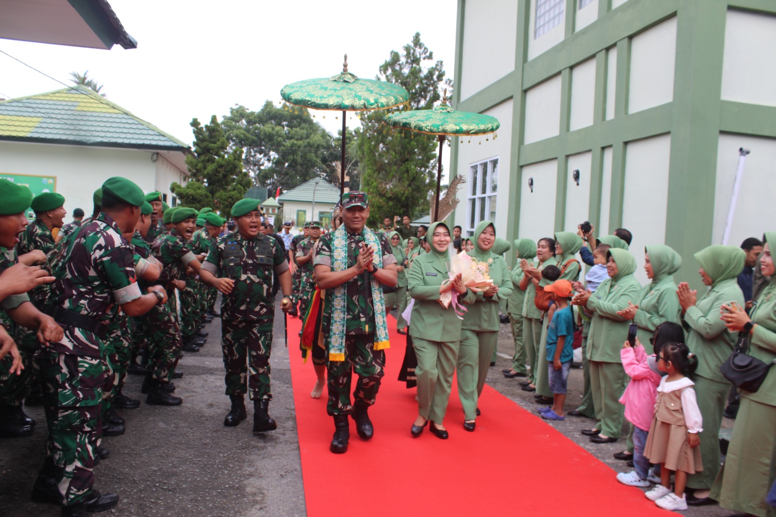 Tradisi Dayak Warnai Kunjungan Danrem 102/Pjg ke Kodim 1014/Pbn