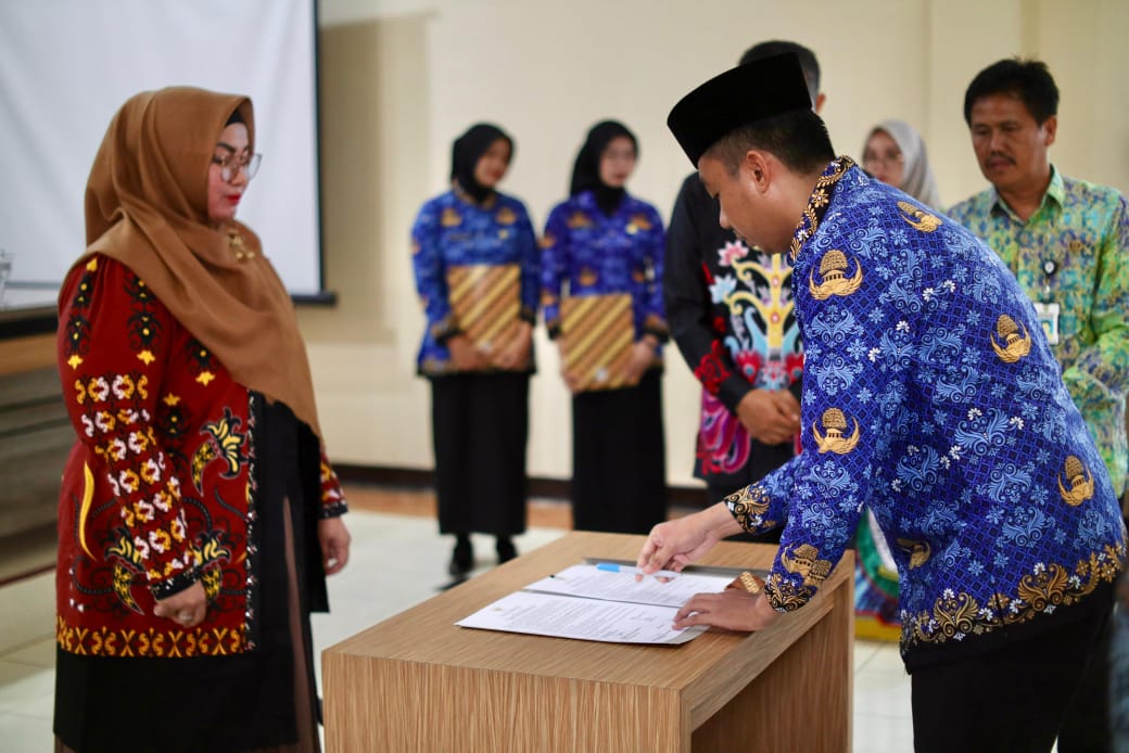 Wabup Kotim Lantik Lima PNS Politeknik Transportasi Darat Indonesia