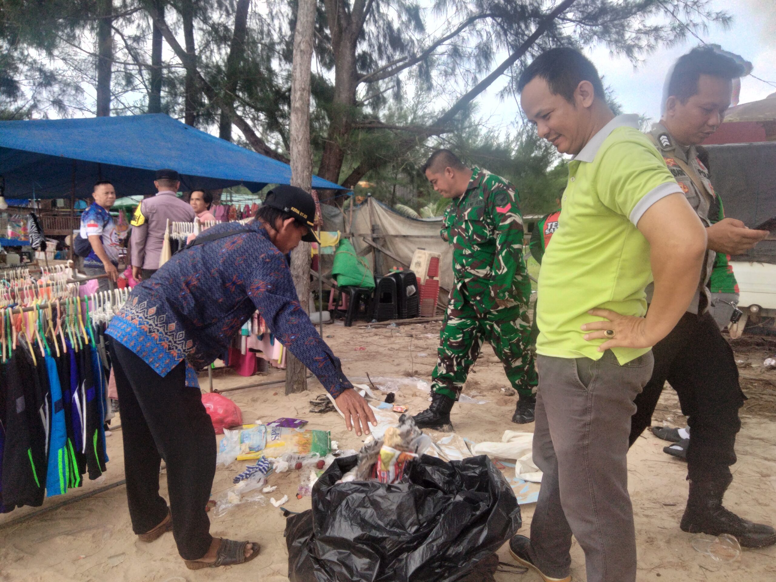 Antisipasi Penumpukan Sampah, Camat Teluk Sampit Pimpin Bersih-bersih Pantai Ujung Pandaran