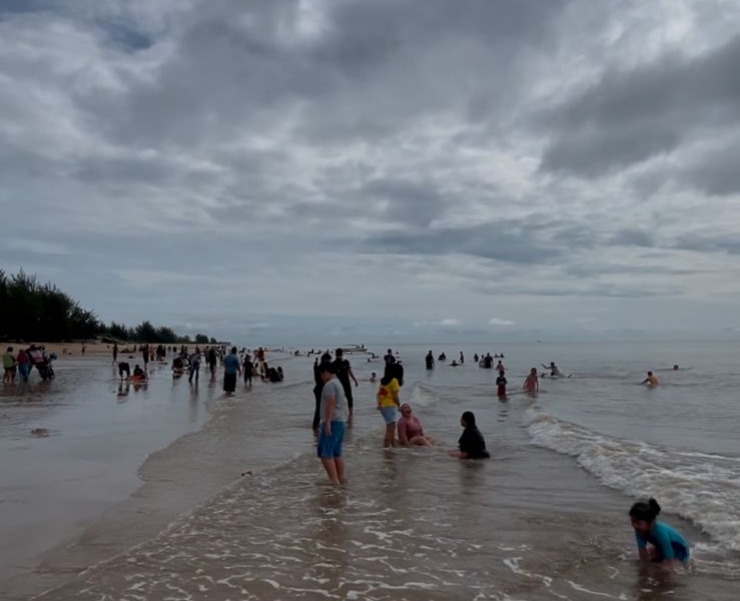 Pantai Ujung Pandaran Ramai Dikunjungi Wisatawan 