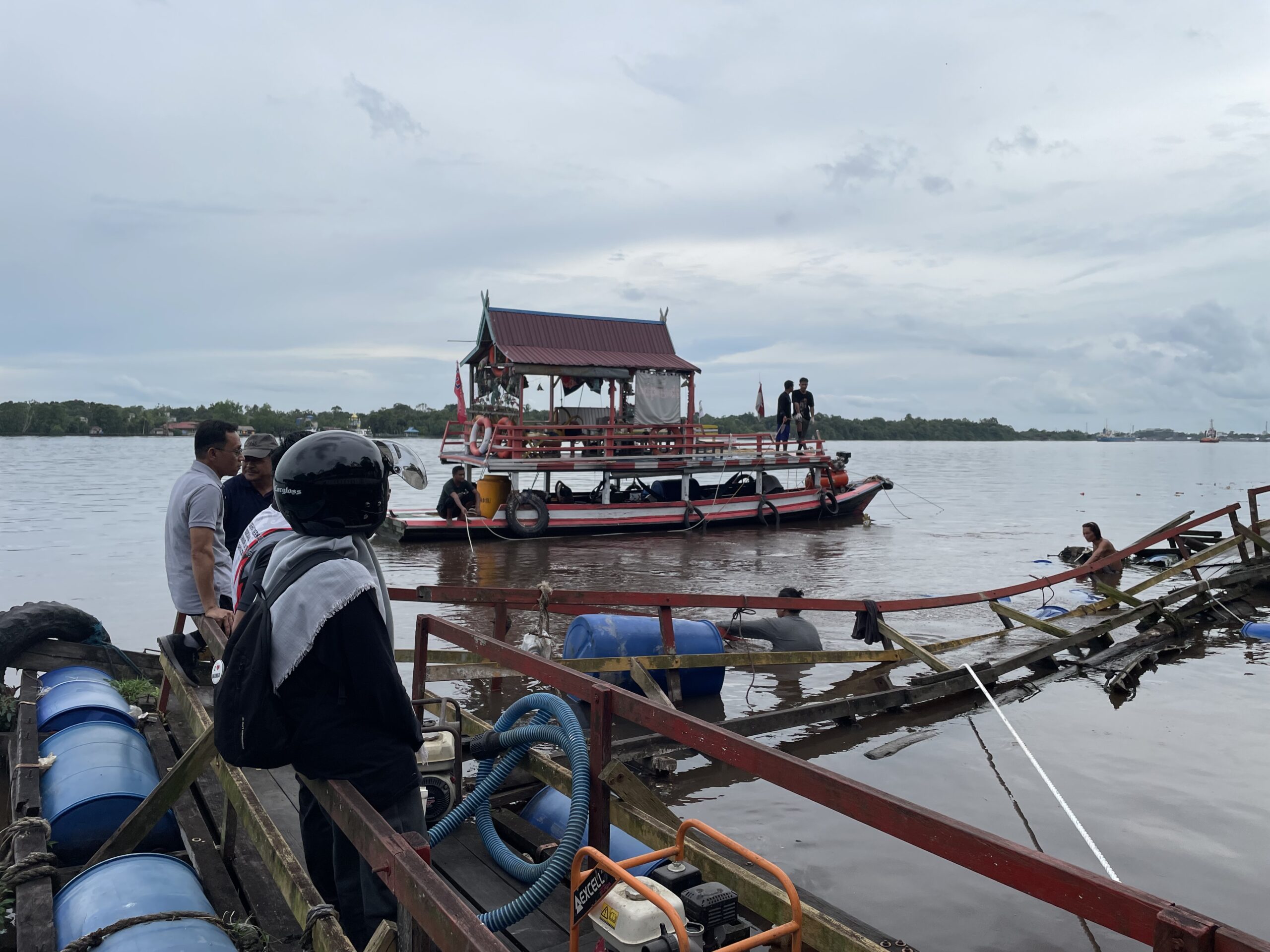 Kapal Wisata Susur Sungai Mentaya yang Tenggelam Mulai Dievakuasi