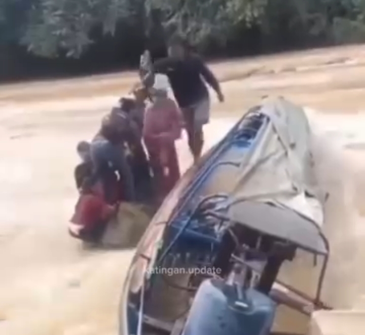 Kapal Kelotok Alami Kecelakaan Air saat Lewati Riam, Beruntung Tak Ada Korban Jiwa