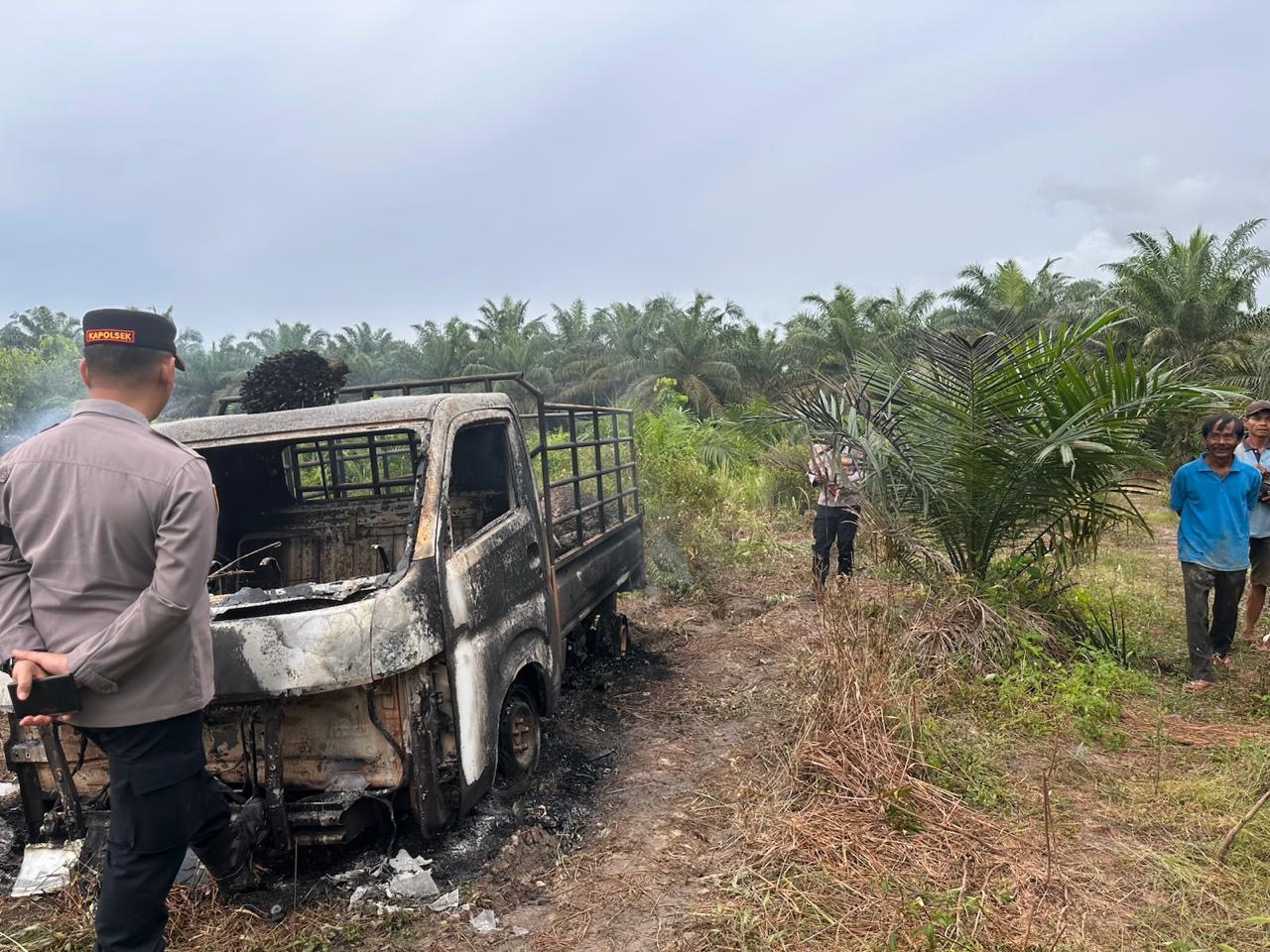 Diduga Digunakan Mencuri Sawit, Massa Bakar Sebuah Pikap di Parenggean