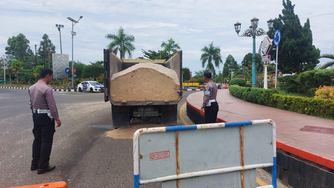 Solar Tumpah di Sekitar Bundaran Pancasila, Satlantas Polres Kobar Sigap Lakukan Pengamanan