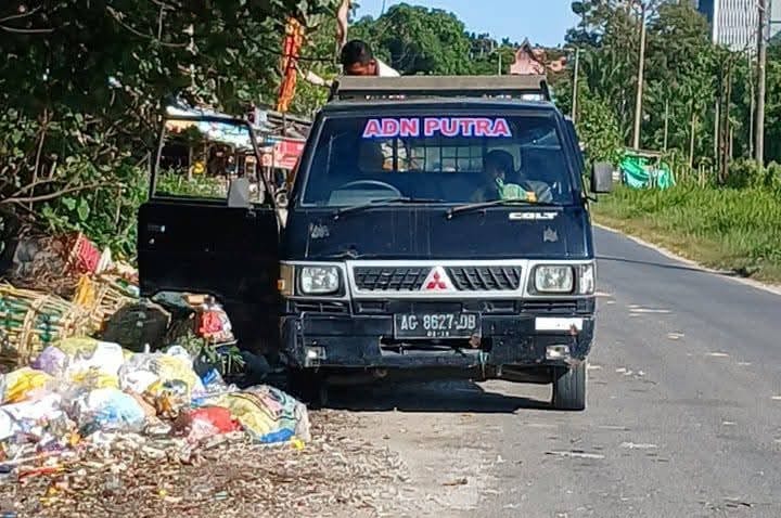 Viral! Pembuang Bulu Ayam di Jalan Rambutan Dikecam Netizen