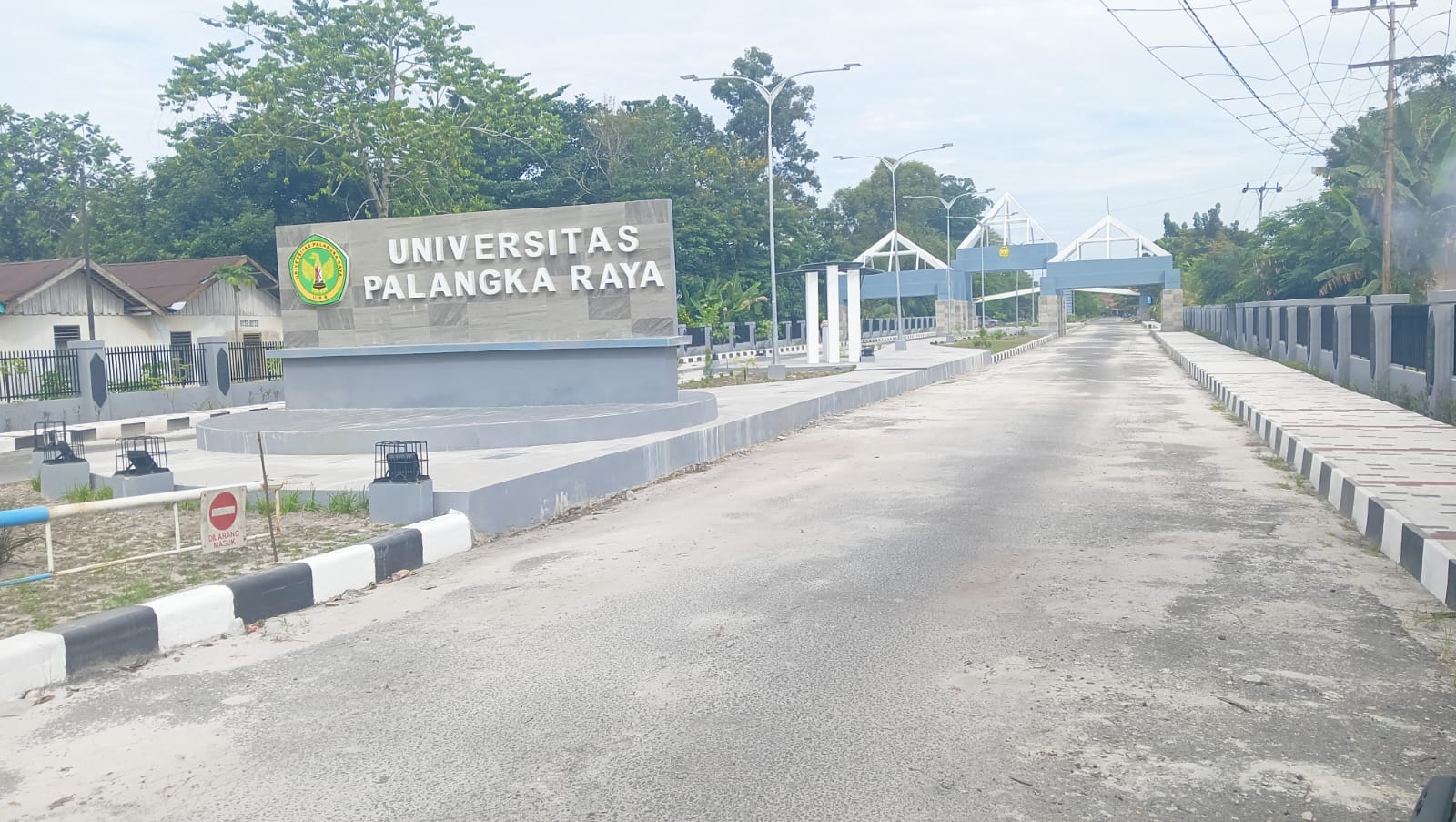 Gerbang Masuk UPR Direnovasi, Mahasiswa: Jalannya Kapan Diperbaiki?