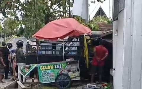 Hindari Lubang, Mobil Pikap Tabrak Rombong Cilok di Dekat Masjid Al Fajar