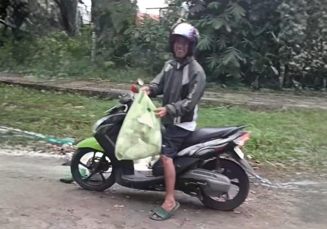 Santai Buang Sampah Sembarangan, Pria di Pangkalan Bun Ini Viral dan Dirujak Netizen