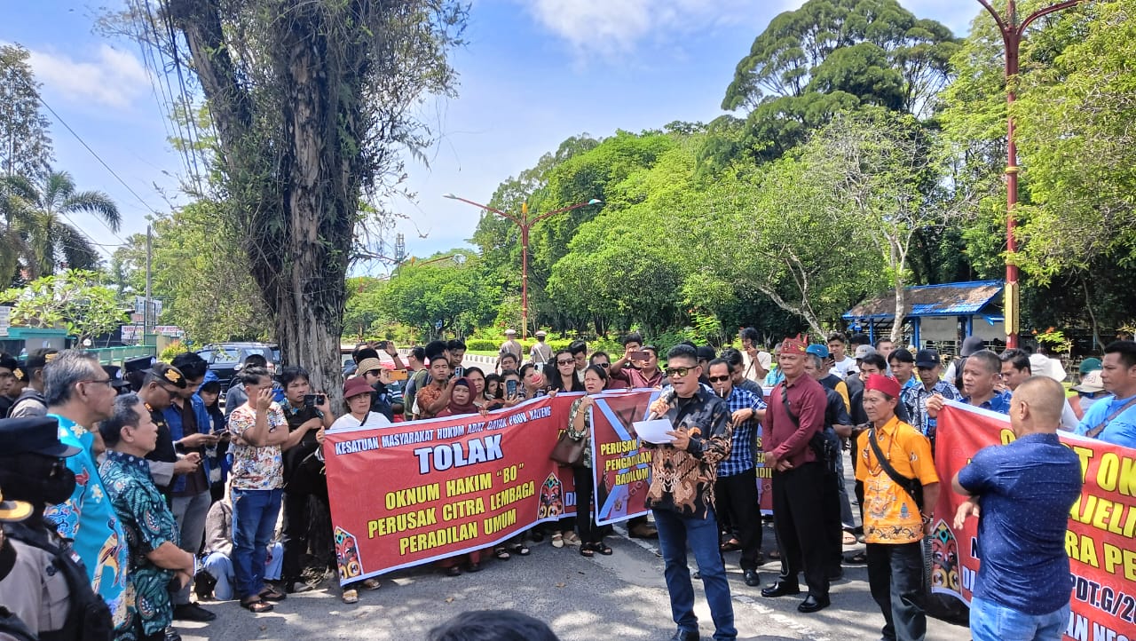 Demo di Depan PT Palangka Raya, Massa Tuntut Ketua PN Sampit Dicopot