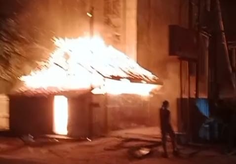 Ledakan Bola Lampu Diduga Picu Kebakaran Bangunan di Jalan A Yani, Api Cepat Berkobar