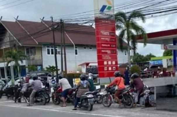 Korupsi Oplosan Pertamax Terbongkar, Warga Pangkalan Bun Serbu SPBU Cari Pertalite