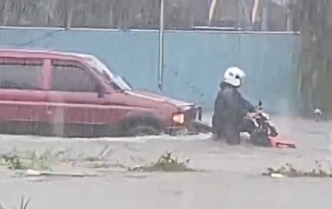 Hujan Deras Bikin Jalan Depan Rau Kuku Pangkalan Bun Jadi Sungai, Motor Warga Tumbang!