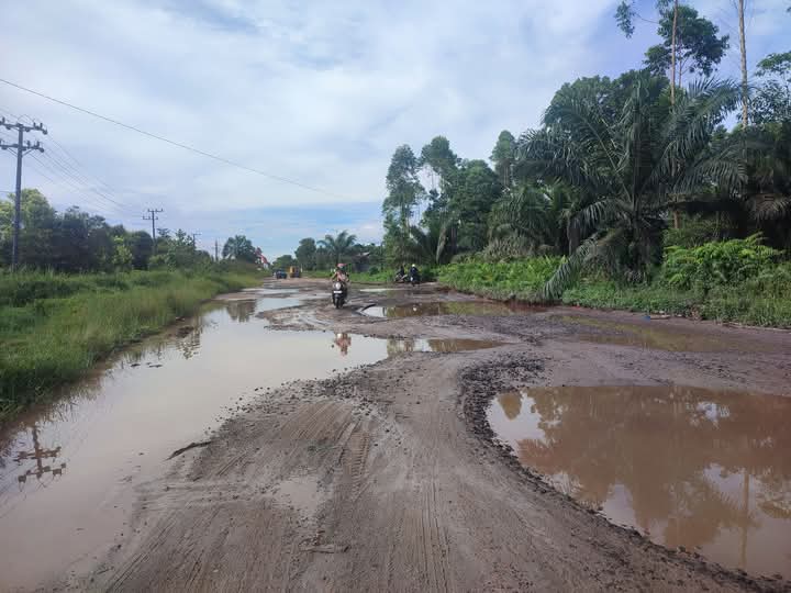 Sopir Muatan Berat Tagih Janji Perbaikan Jalan Lingkar Selatan Sampit