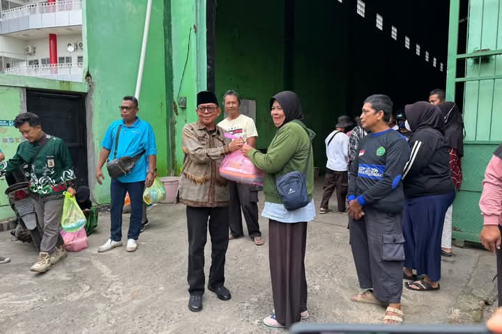 DLH Kotim Bagikan Paket Sembako untuk Petugas Pengangkutan Sampah