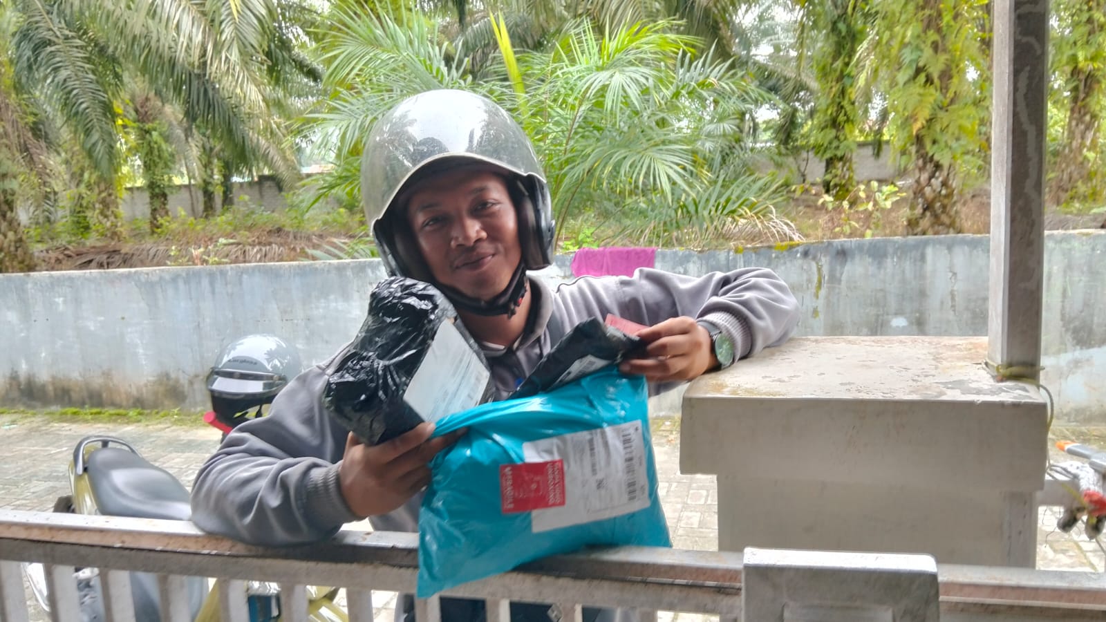 Kurir Paket Kewalahan di Awal Puasa, Pengiriman Meningkat Drastis