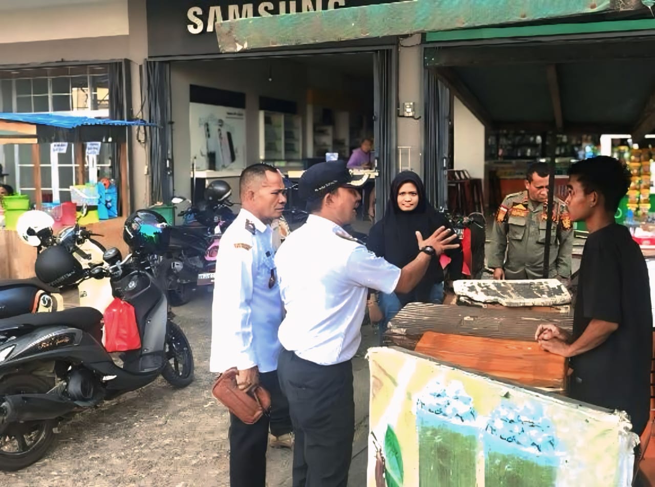 Satpol PP Melawi Tertibkan PKL di Bahu Jalan Nanga Pinoh
