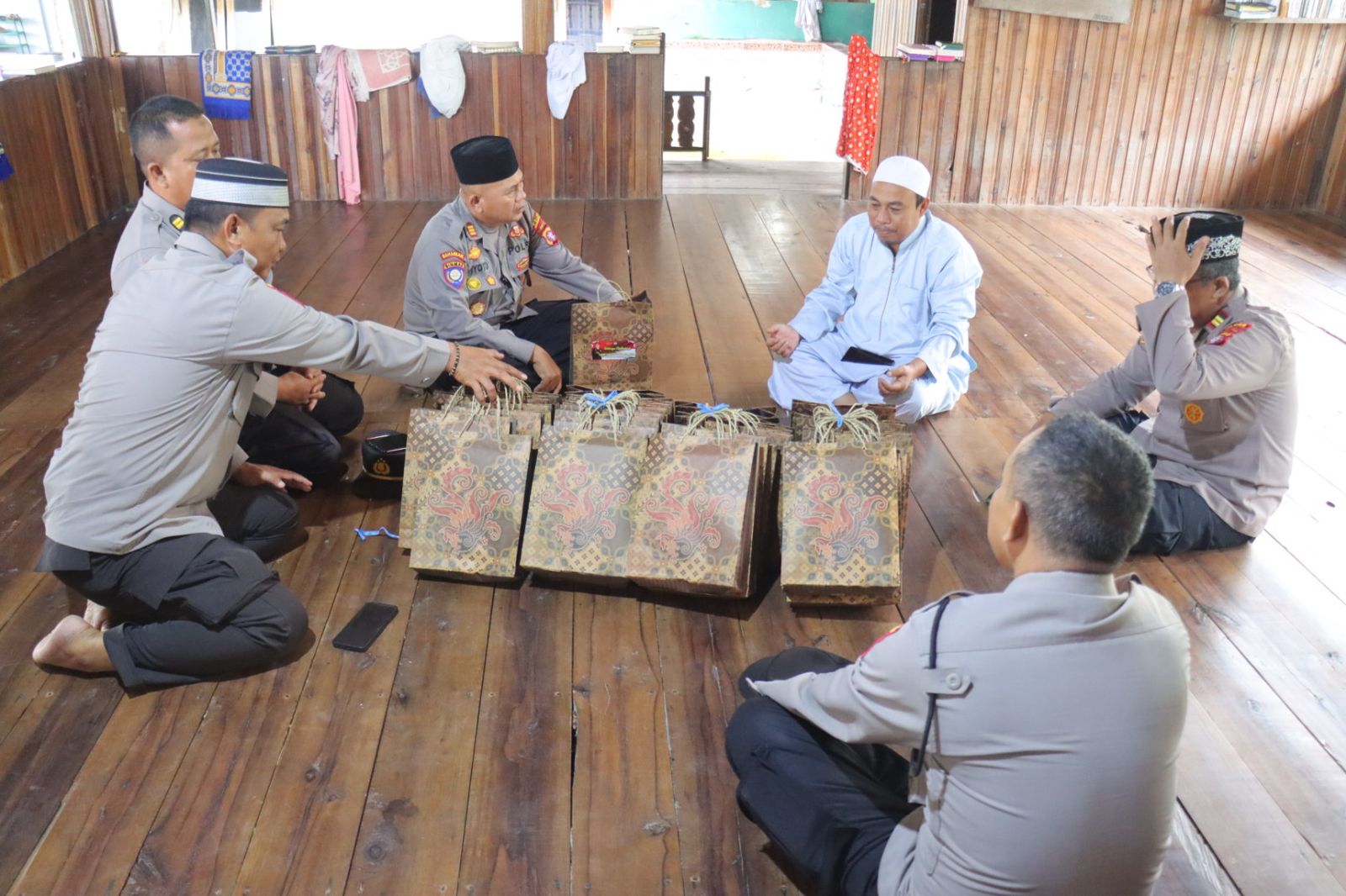 Kapolres Kobar Berbagi Kebahagiaan, Salurkan Ratusan Bingkisan Ramadan ke Tiga Ponpes