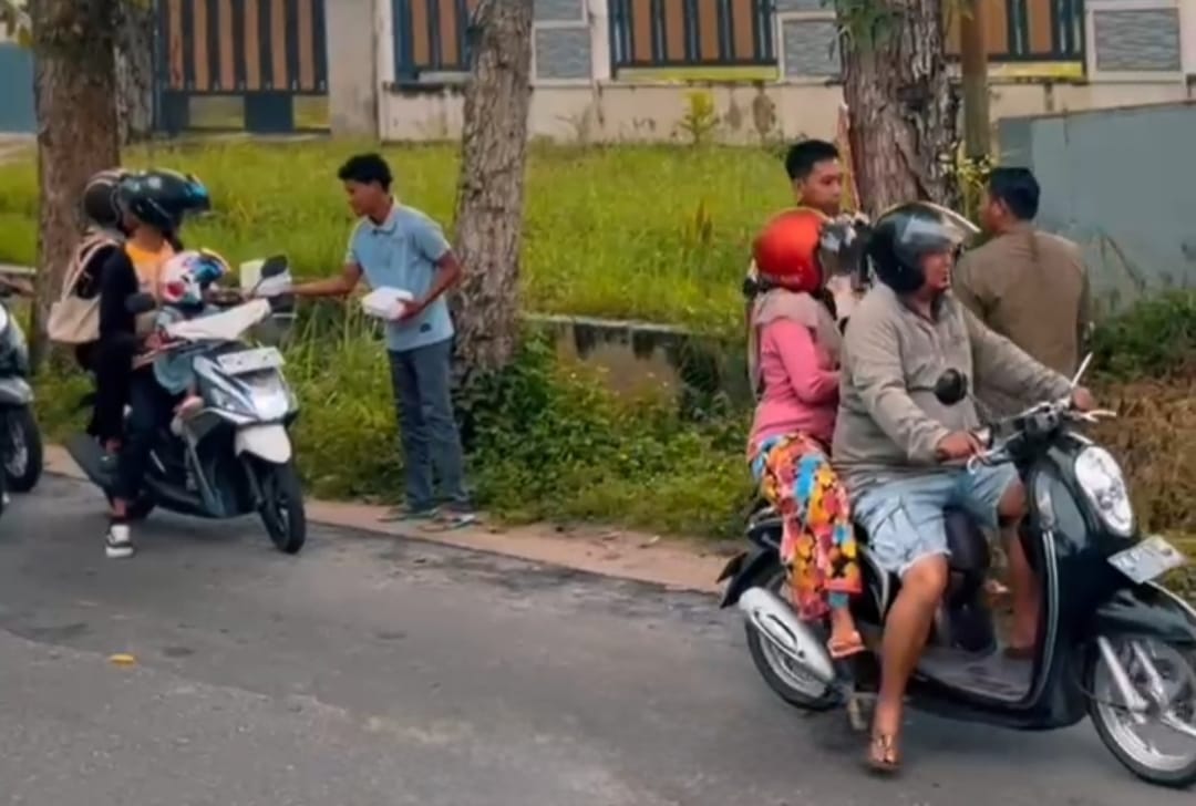 Rayakan Kebahagiaan Ramadan, KiM Property Bagikan Takjil untuk Pengendara