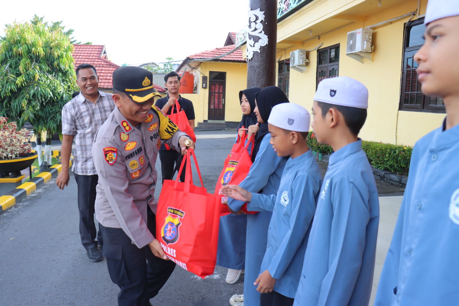 Salurkan Bantuan untuk Santri, Kapolres Kobar Sampaikan Motivasi Ini