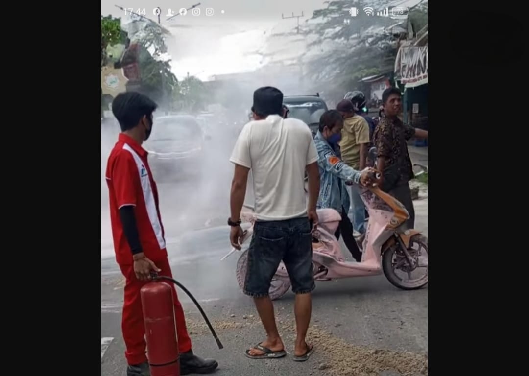 Motor Terbakar di Depan SPBU Pangkalan Bun, Pegawai Sigap Padamkan Api