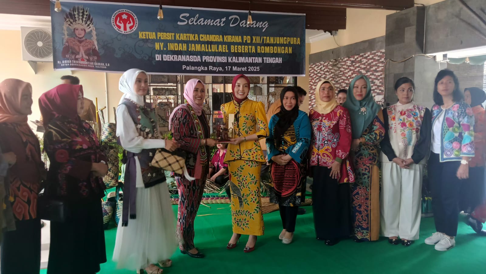 Pesona Kerajinan Dayak Kalteng, Dekranasda Sambut Hangat Persit XII/Tanjungpura