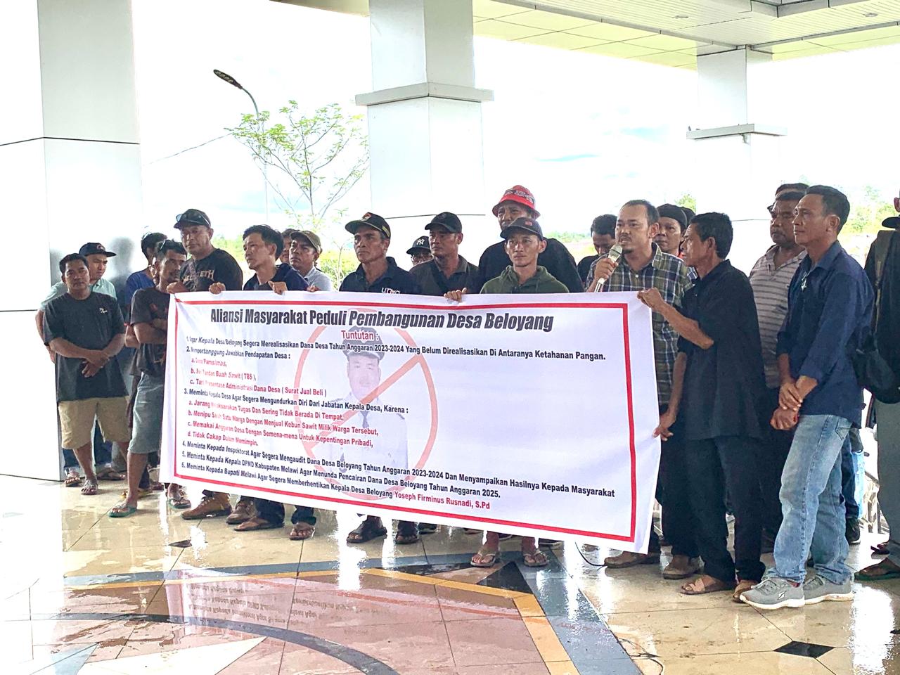 Bupati Dadi Terima Aspirasi Pendemo dari Desa Beloyang