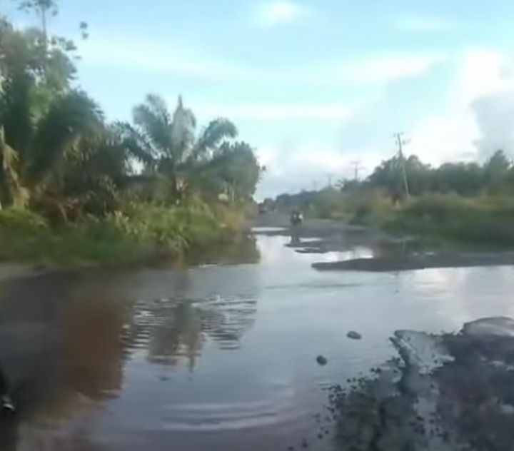 Warga Keluhkan Jalan Lingkar Selatan, Makin Parah dan Berlubang 