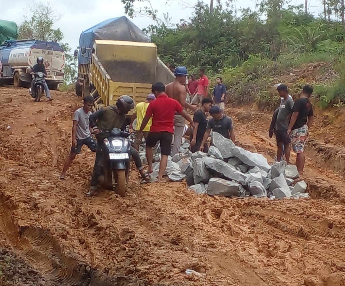 Jalan Nanga Pinoh – Ella Hilir Diperbaiki, Kendaraan Roda Enam Dilarang Lewat