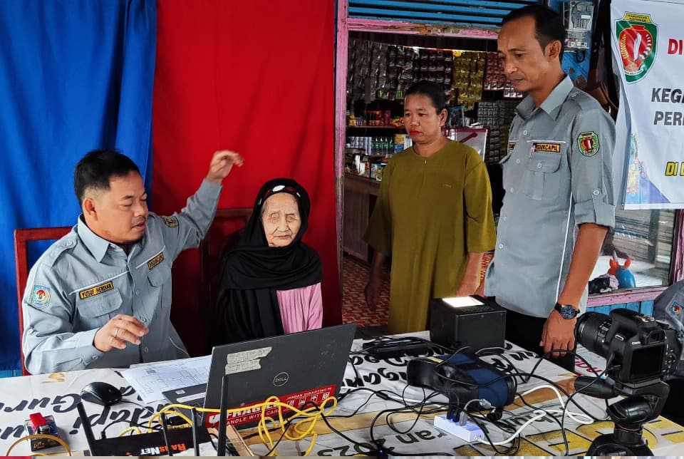 Dukcapil Dumah: Layanan Jemput Bola Administrasi Kependudukan di Katingan