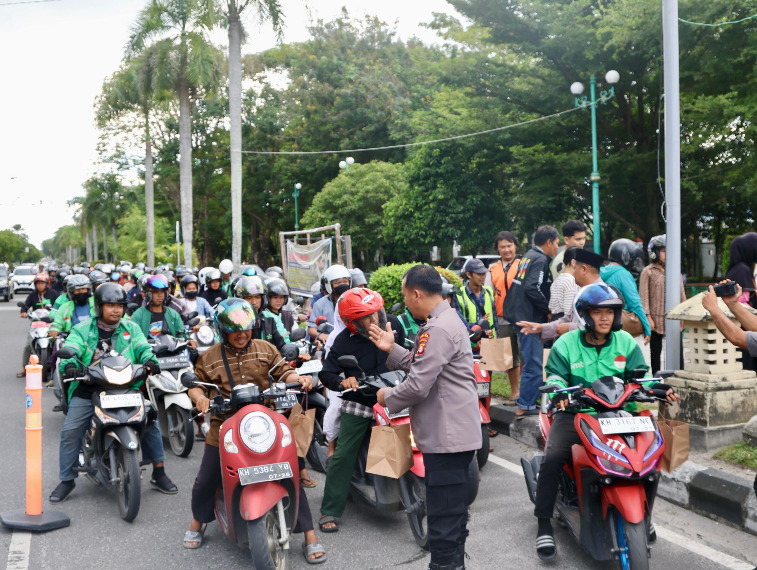 Hari Pertama Puasa, Polda Kalteng Bagikan Takjil Gratis Untuk Pengendara