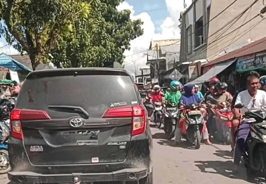 Warga Geram! Parkir Mobil Sembarangan Bikin Macet Parah di Pasar Indra Sari
