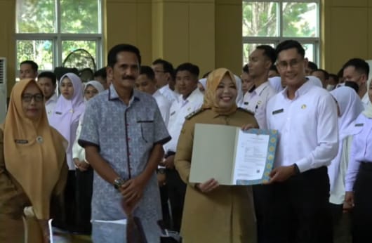 Bupati Kobar Serahkan SK PPPK 2024, Ingatkan ASN Jaga Profesionalisme