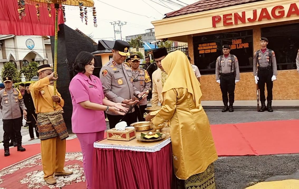 Kapolda Kalteng Kunjungi Polres Kobar, Disambut Tradisi Adat dan Tinjau Arus Mudik