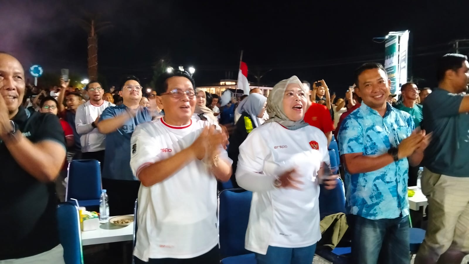 Bupati Hj Nurhidayah Bersama Ribuan Warga Nobar Timnas di Bundaran Pancasila