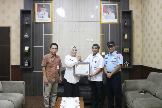 Bupati Kobar Serahkan Penghargaan kepada Kepala UPBU Iskandar atas Kelancaran Posko Angkutan