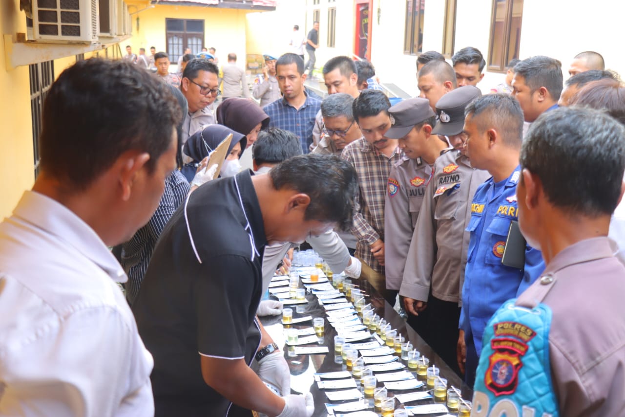 Tes Urine Tanpa Ampun di Polres Kobar, Ini Hasil Akhirnya