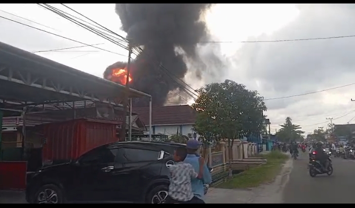 Gudang Rongsokan di Baamang Terbakar