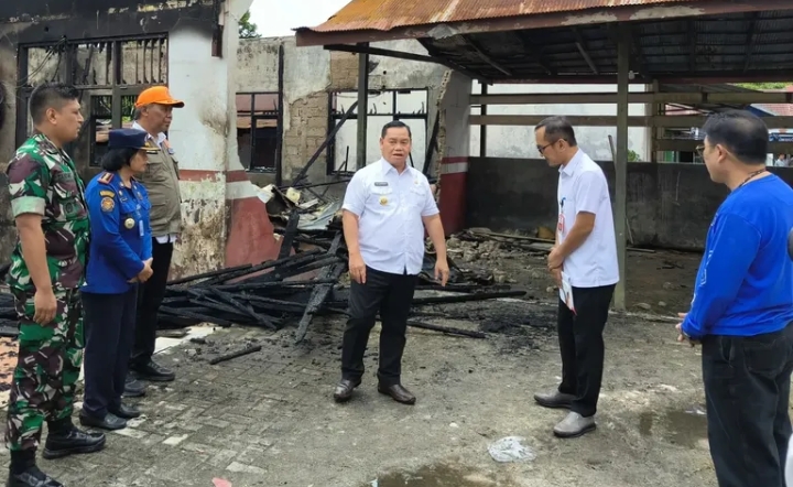 Bupati Kotim Serahkan Bantuan di Dua Lokasi Kebakaran di Baamang 