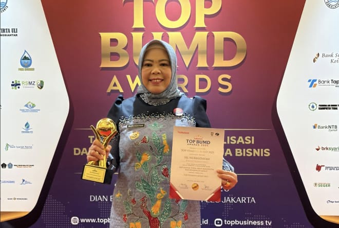 Bupati Kobar Hj Nurhidayah Raih Top Pembina BUMD di Ajang Nasional 2025