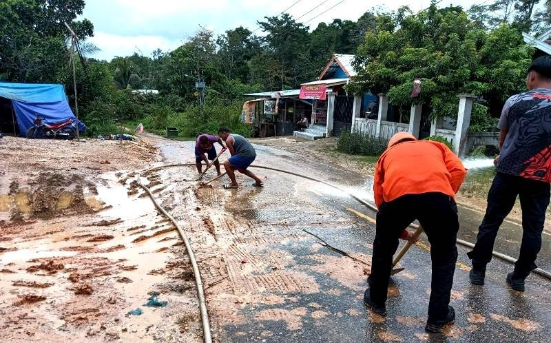 BPBD Bersihkan Jalan di Depan Masjid Babussalam Pascatumpahan Oli