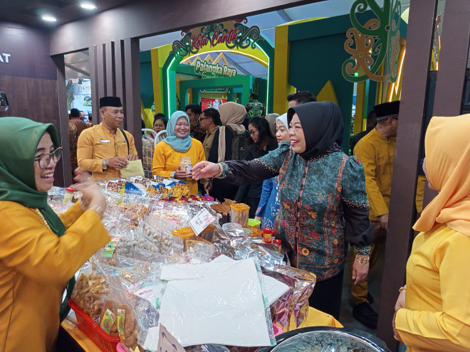 Bupati Apresiasi Stand Kobar di Kalteng Expo 2025: Wadah Promosi Potensi Daerah ke Tingkat Nasional