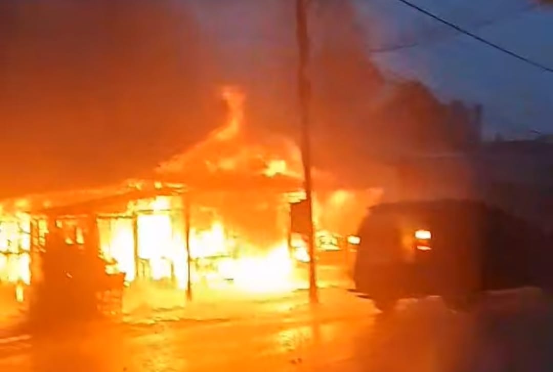 Api Berkobar di Tengah Guyuran Hujan: Rumah di Sidorejo Terbakar, Diduga Korsleting Listrik