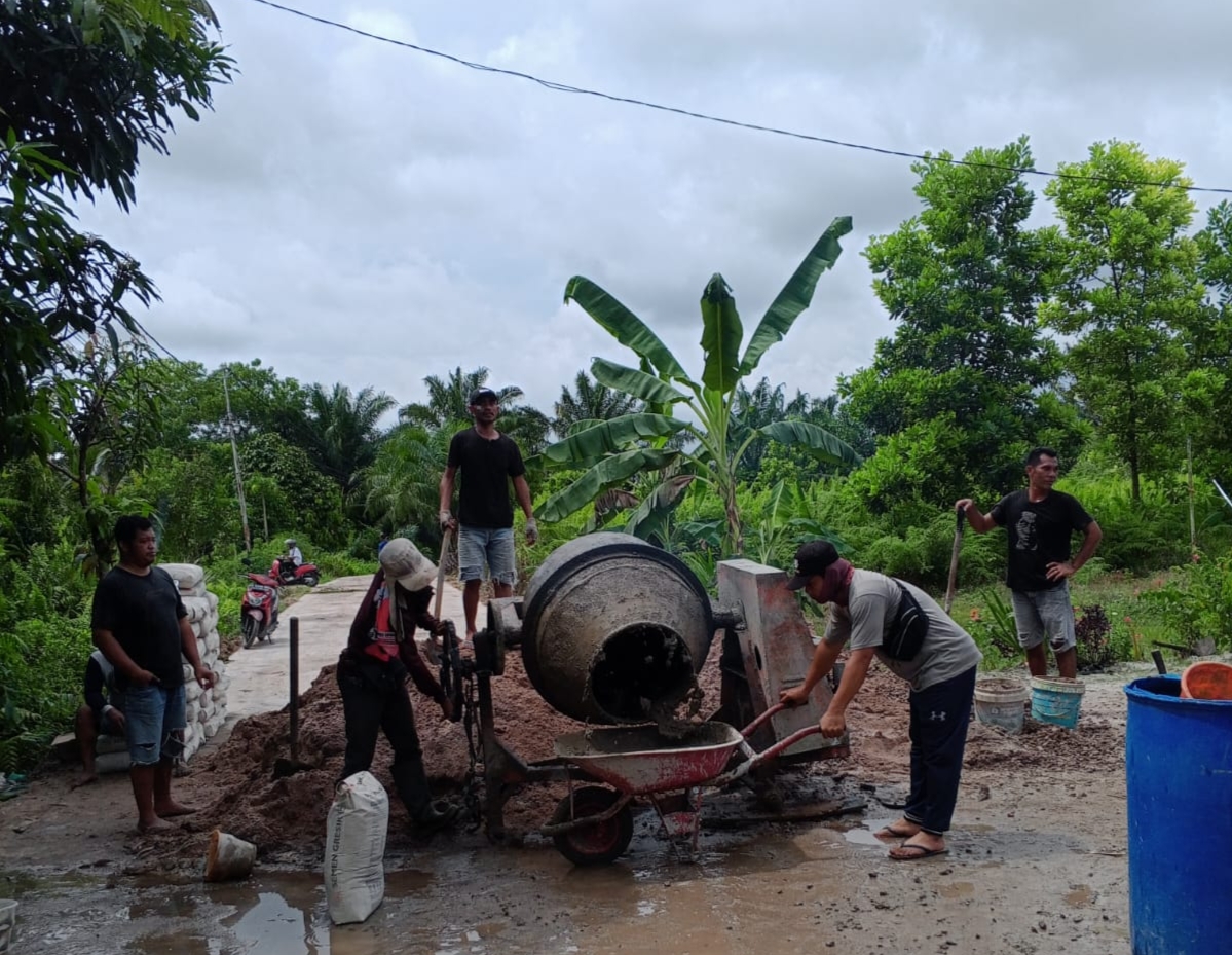 Jalan Masuk Makin Parah! Warga Perum CKM Sampit Gotong Royong Perbaikan Secara Swadaya