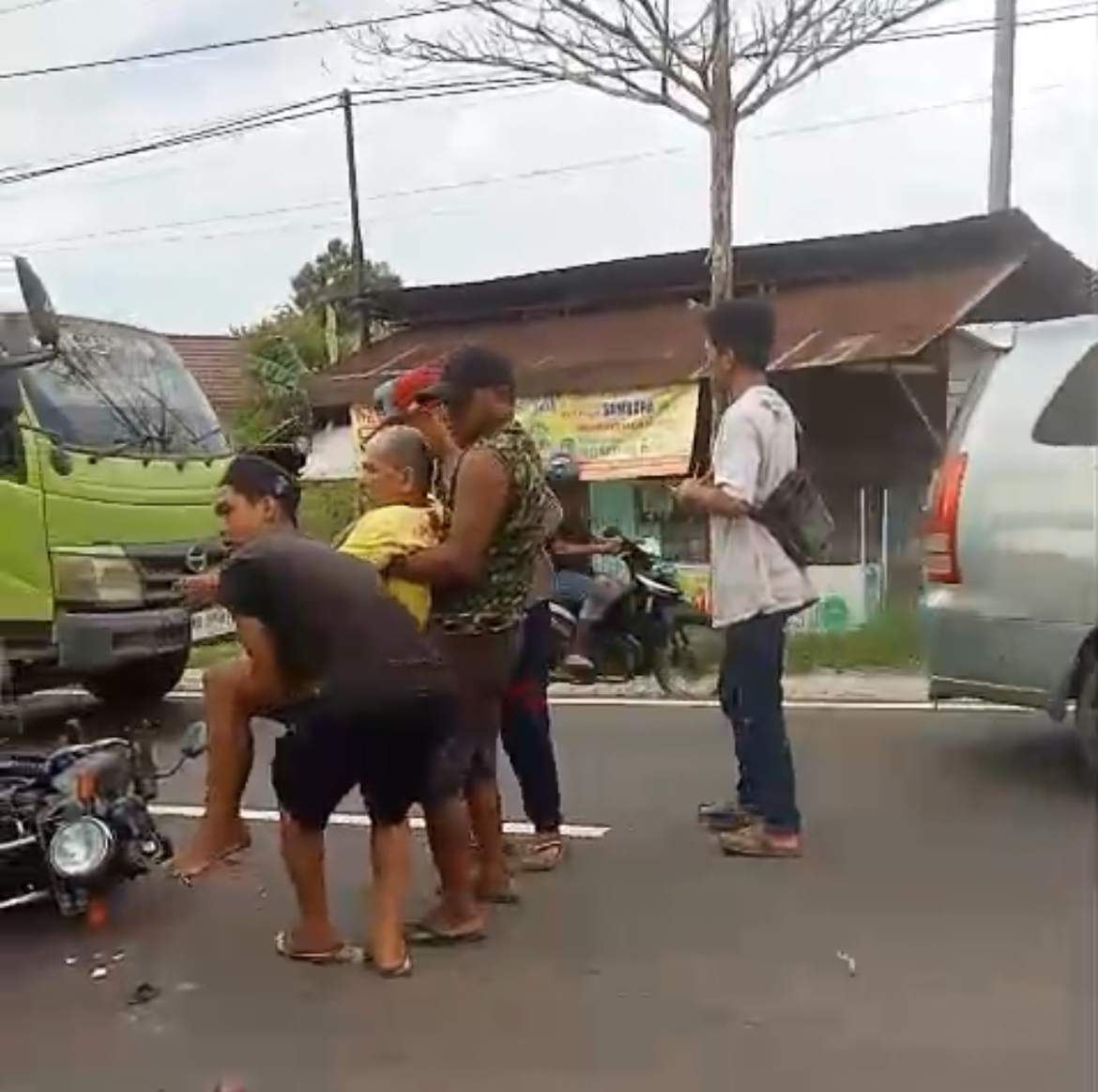 Diduga Gagal Menyalip, Truk Hantam Pelangsir di Depan SPBU